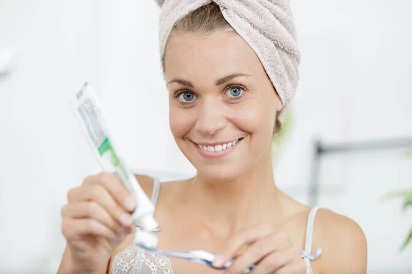 Mulher Uma Toalha Escovando Dentes — Fotografia de Stock