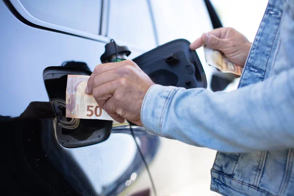 Homem Que Enche Combustível Gasolina Conta Retenção Carro — Fotografia de Stock