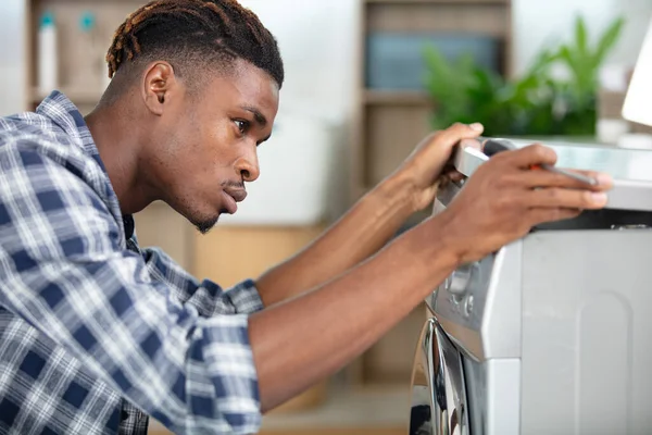 Hochwinkel Ansicht Des Männlichen Arbeiters Der Allgemeinen Herstellung Waschmaschine — Stockfoto