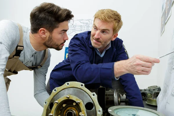 Zwei Männliche Ingenieure Arbeiten Mit Neuem Projekt Reißbrett — Stockfoto