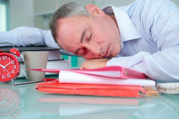 Hombre Negocios Agotado Durmiendo Sobre Mesa —  Fotos de Stock