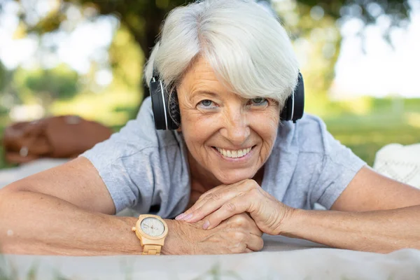 Ευτυχισμένη Γυναίκα Ανώτερος Ακουστικά — Φωτογραφία Αρχείου
