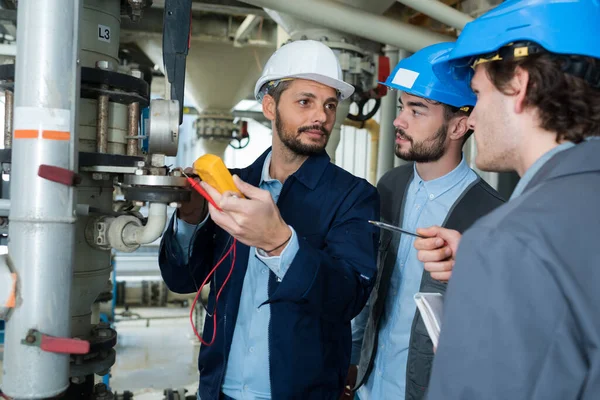 Ingeniero Industrial Sosteniendo Voltímetro Inspeccionando Manómetro Tubería —  Fotos de Stock