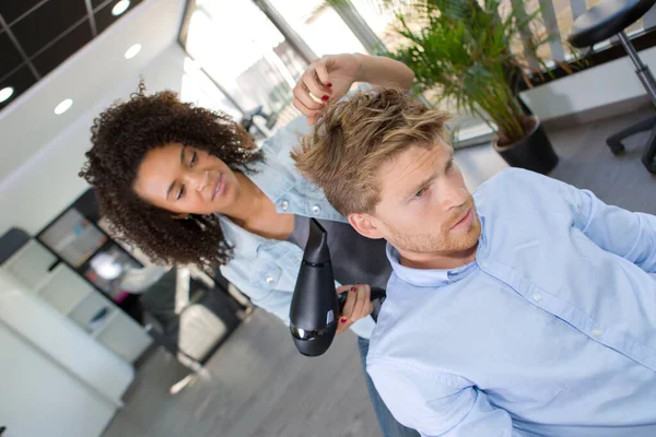 Friseur Föhnen Männlichen Kunden Haare — Stockfoto