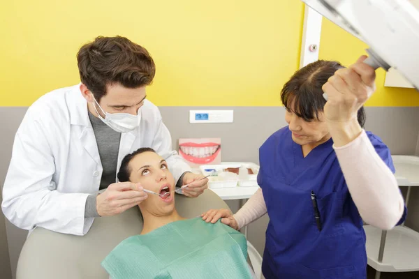 Een Vrouw Die Tandheelkundige Controle Heeft — Stockfoto