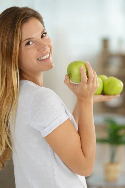 Mutlu Kadın Yeşil Elmayı Isırıyor — Stok fotoğraf