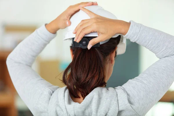 Женщина Поворачивает Циферблат Затянуть Защитный Шлем — стоковое фото