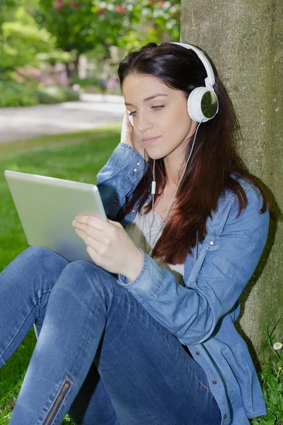 Mujer Escuchando Música Imagen de stock