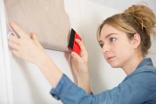 Jeune Femme Avec Des Rouleaux Papier Peint — Photo