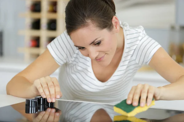 Young Woman Cleaning Kitchen Table — Stockfoto