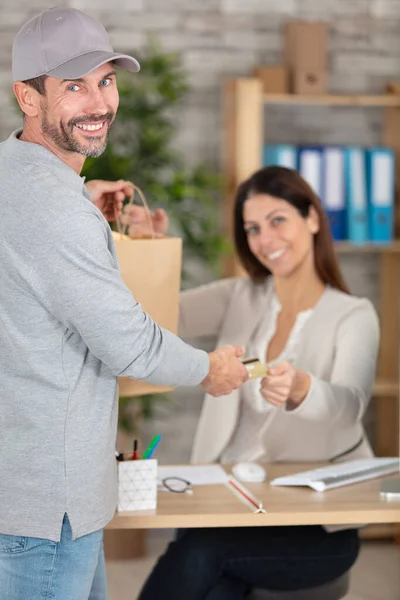 Happy Woman Receiving Order Courier — Foto Stock