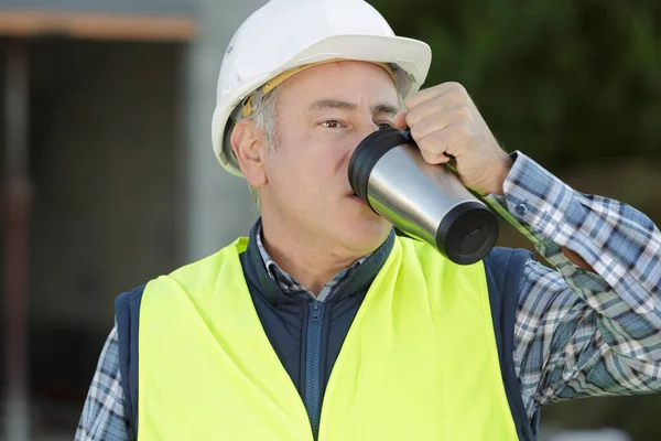 Builder Drinking Coffee Outdoors — Fotografia de Stock