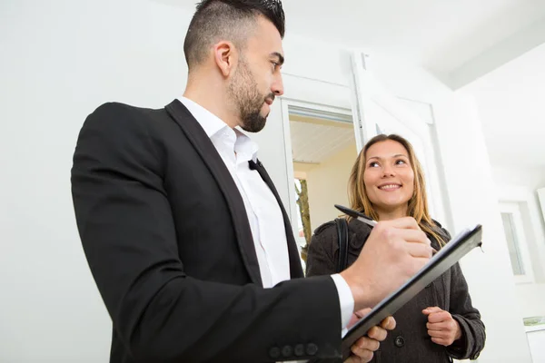 Property Agent Showing Client — Stockfoto