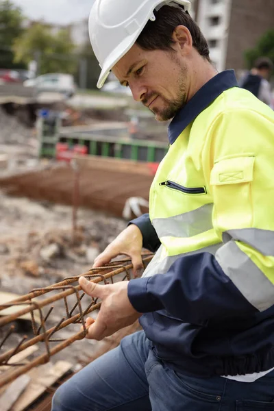 Workman Assembling Metal Rebars Outdoor Site — Stockfoto