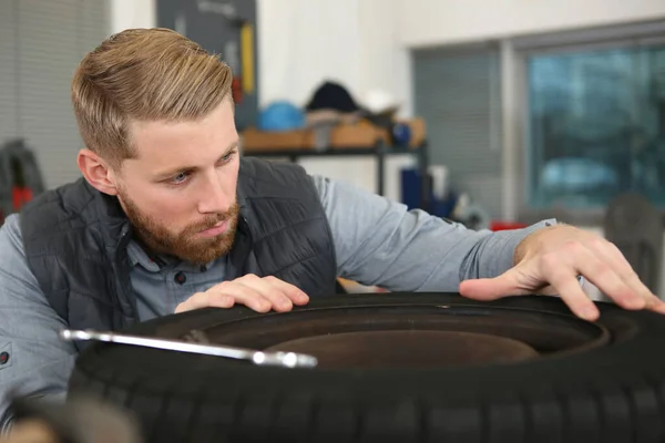 Mechanic Working Car Wheel Workshop — 스톡 사진