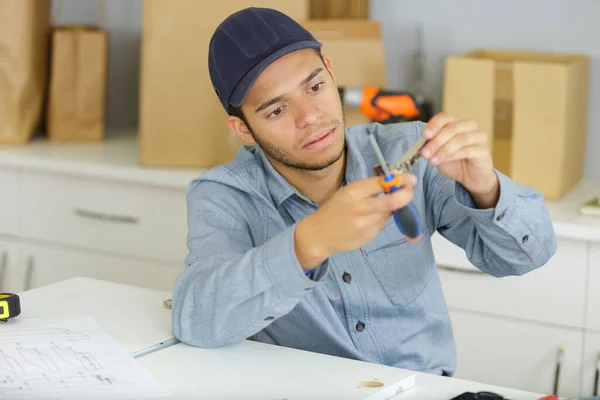 Young Male Worker Assembling Flat Packed Kitchen — Foto Stock