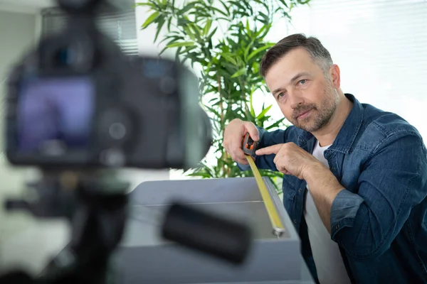 Diy Blogger Recording Video Measuring Wood — Stockfoto