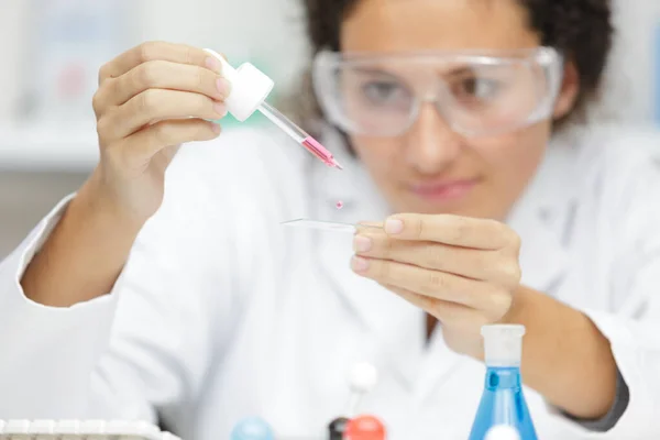 Young Woman Scientific Lab Pipette — Stockfoto