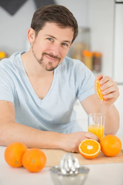 Vue Recadrée Femme Préparant Savoureux Jus Orange Dans Cuisine — Photo