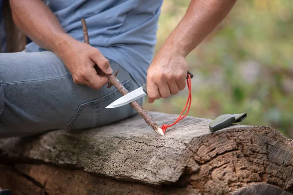 Επιδέξιος Άνθρωπος Σκαλίζοντας Στύλο Στο Δάσος — Φωτογραφία Αρχείου
