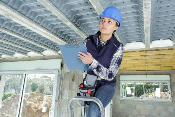 Woman Holding Clipboard While Looking Ceiling — 图库照片