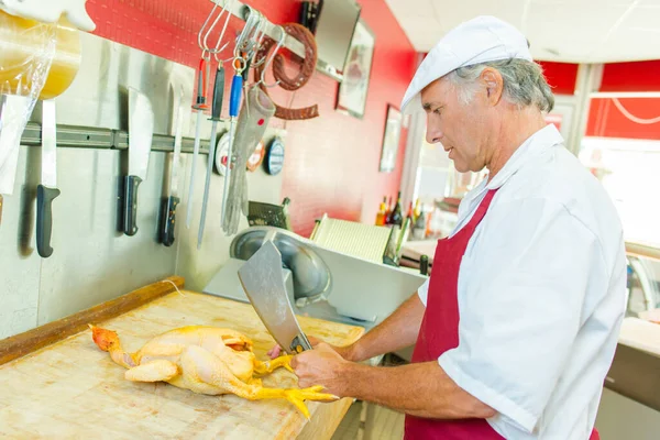 Butcher Cutting Poultry — Foto Stock