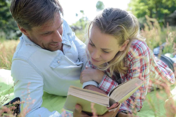 Young Couple Reads Book Nature — Stock Photo, Image