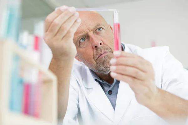 Portrait Handsome Mature Male Lab Technician Concentrated — Stockfoto