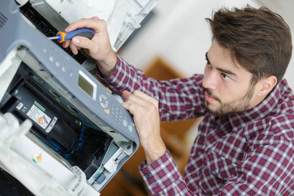 Male Worker Fixing Printer — Stock Photo, Image
