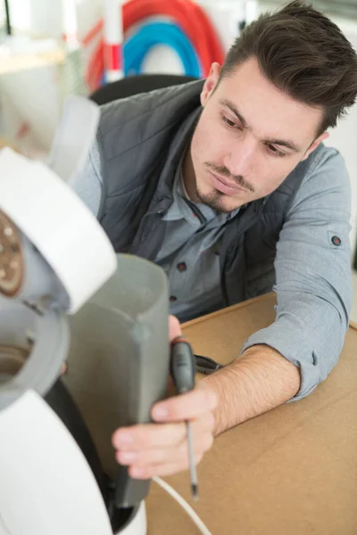 Profissional Jovem Reparador Fixando Máquina Café — Fotografia de Stock