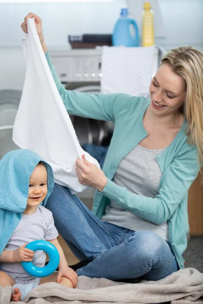 Mãe Bebê Carregando Roupas Máquina Lavar Roupa — Fotografia de Stock