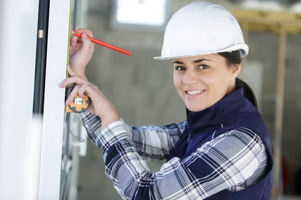 建筑工地配备测量级工具的妇女 — 图库照片