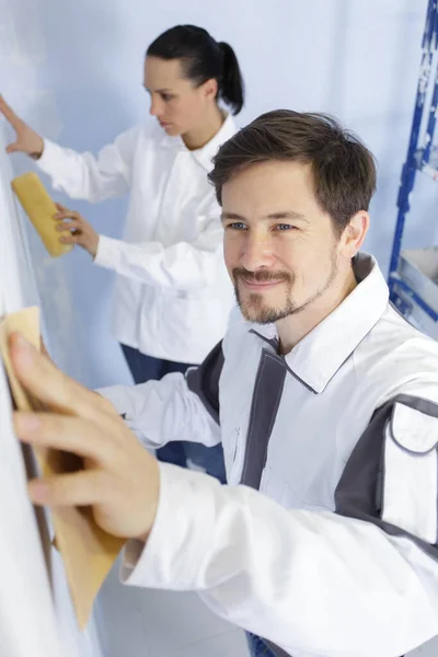 Man Woman Preparing Wall Redecorating — Foto de Stock