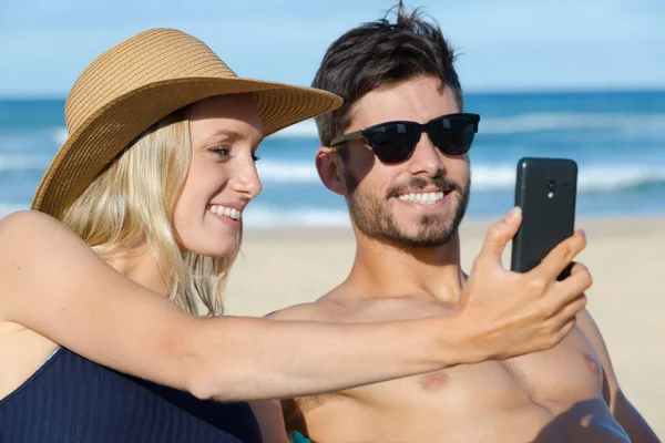 Attraktives Junges Paar Macht Selfie Strand — Stockfoto
