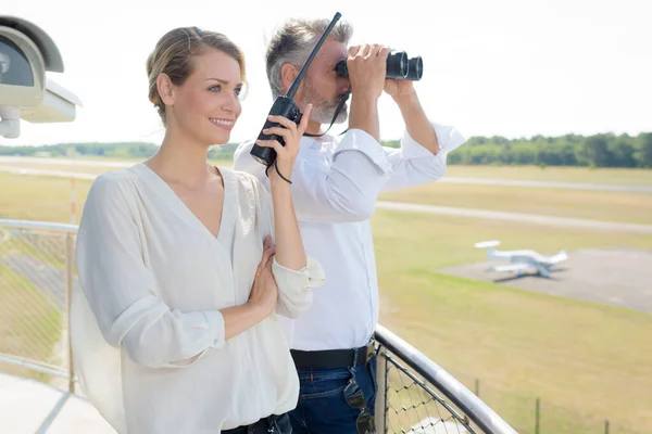 Female Woker Talking Walkie Talkie Controlling Logistic — Stock Photo, Image