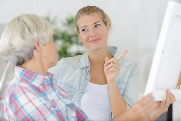 Tochter Und Mutter Tun Diy — Stockfoto