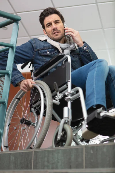 Ανήσυχος Άνθρωπος Αναπηρική Καρέκλα Στην Κορυφή Της Σκάλας — Φωτογραφία Αρχείου