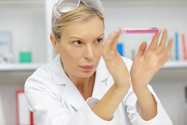 Close Female Scientist Laboratory — Stockfoto