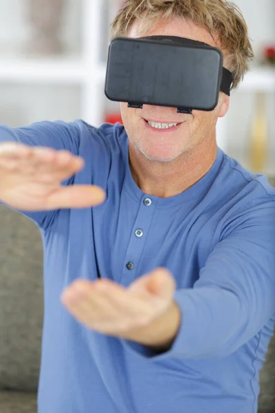 Mature Man Wearing Virtual Reality Goggles Low Key Photo — Stok fotoğraf