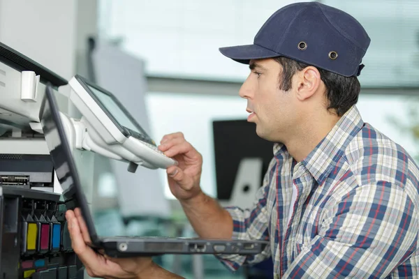 Homem Meia Idade Que Fixa Uma Impressora — Fotografia de Stock