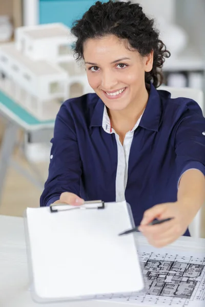 Female Company Director Explaining New Employee Terms Working Contract — Fotografia de Stock