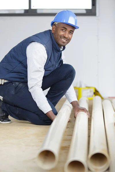 Man Kneeling Plumbing Tools — Stockfoto