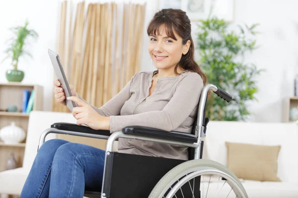 Mujer Niña Inválida Silla Ruedas Usando Tableta —  Fotos de Stock