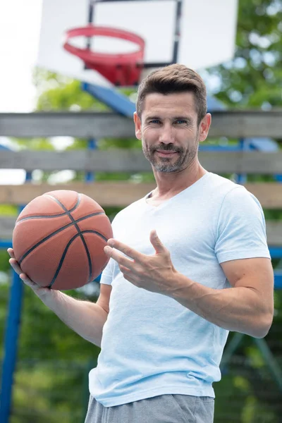 Jóképű Férfi Játszik Kosárlabda Szabadban — Stock Fotó