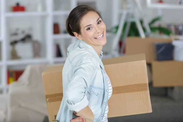 Happy Woman Moving Boxes — ストック写真