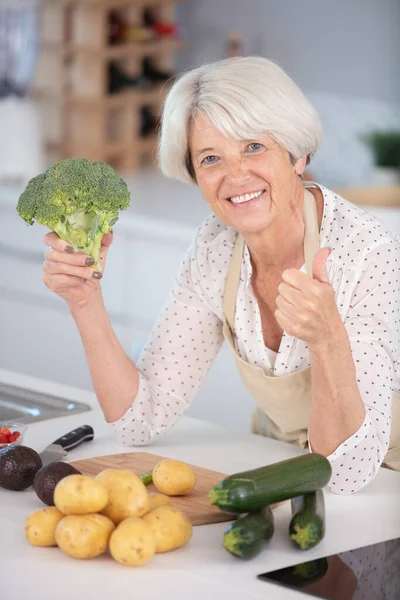 Old Womann Broccoli — Fotografia de Stock