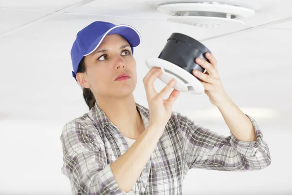 Female Contractor Installing Ceiling Vent — Zdjęcie stockowe