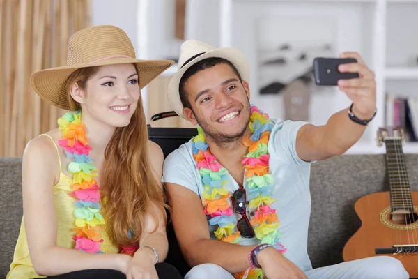 Pareja Amantes Tomando Selfie Teléfono Inteligente —  Fotos de Stock