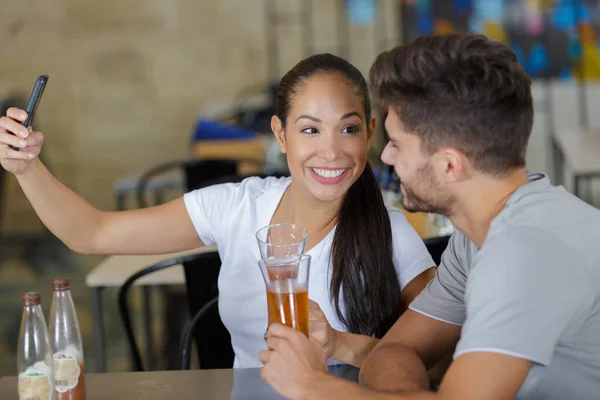 Ζευγάρι Στην Αγάπη Λήψη Selfie Στο Μπαρ Μπύρα — Φωτογραφία Αρχείου
