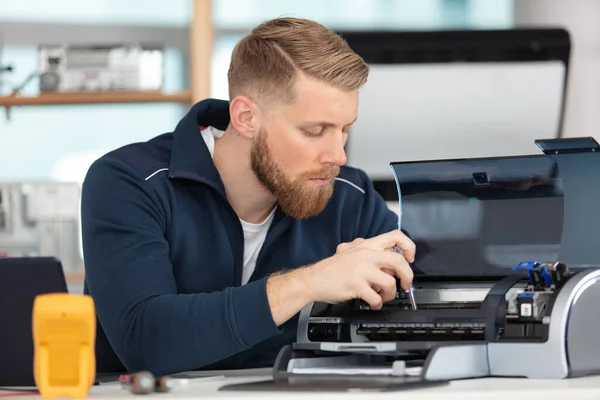 Man Leaning Open Photocopier Maintenance — Foto de Stock